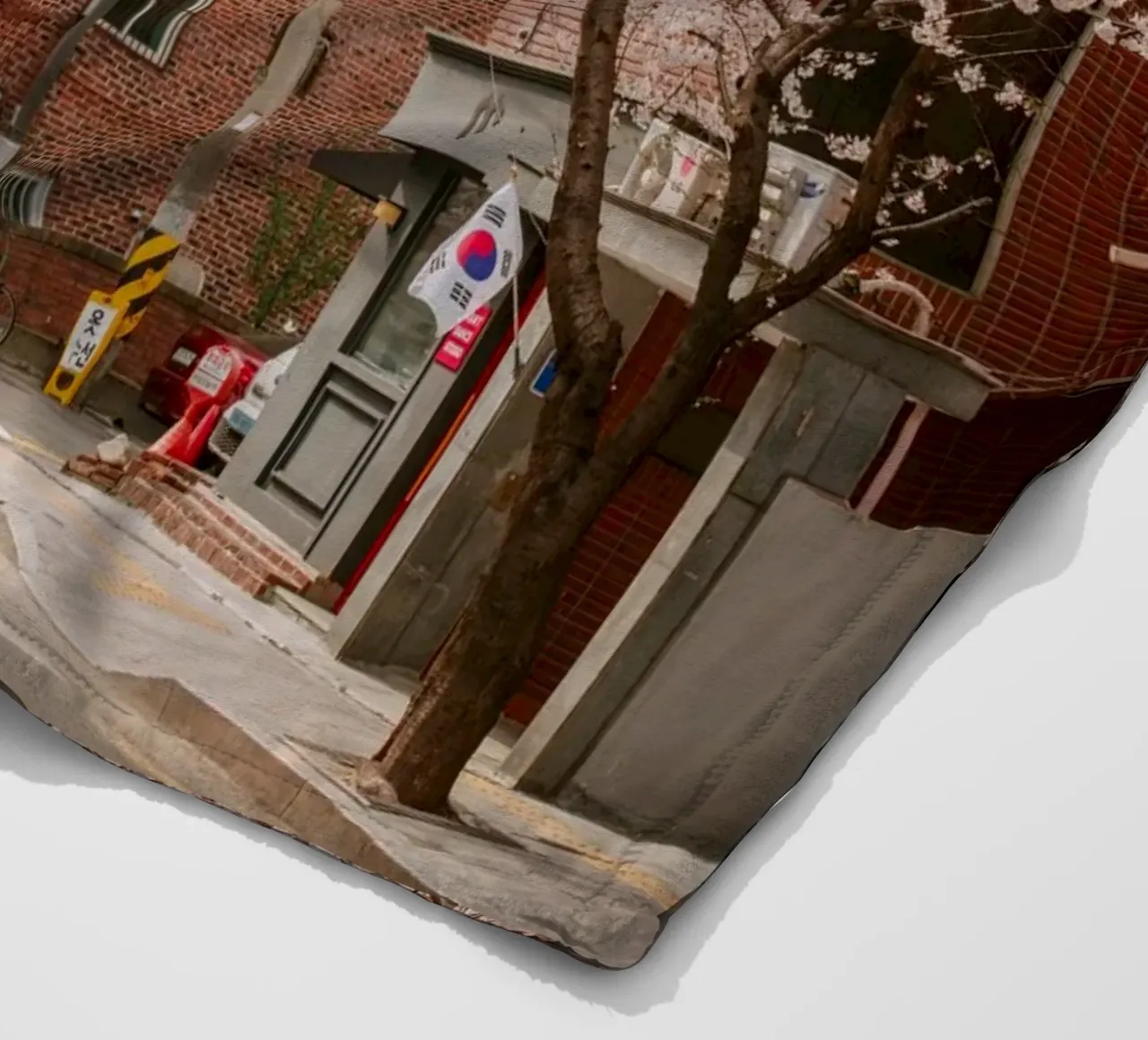 La strada dei ciliegi in fiore a Seul, Corea del Sud coperta in pile da mbgraphx2