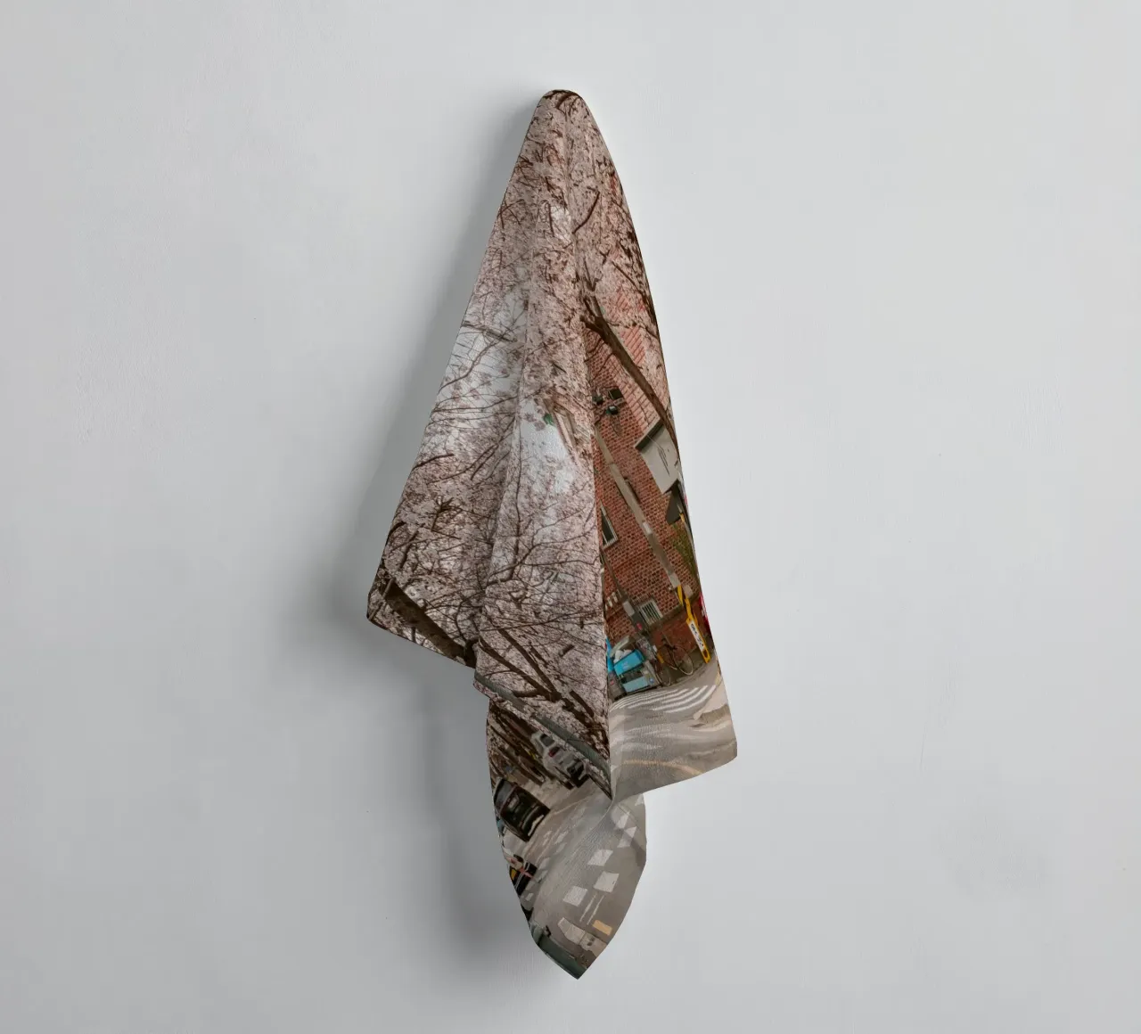 La strada dei ciliegi in fiore a Seul, Corea del Sud asciugamano da bagno da mbgraphx2