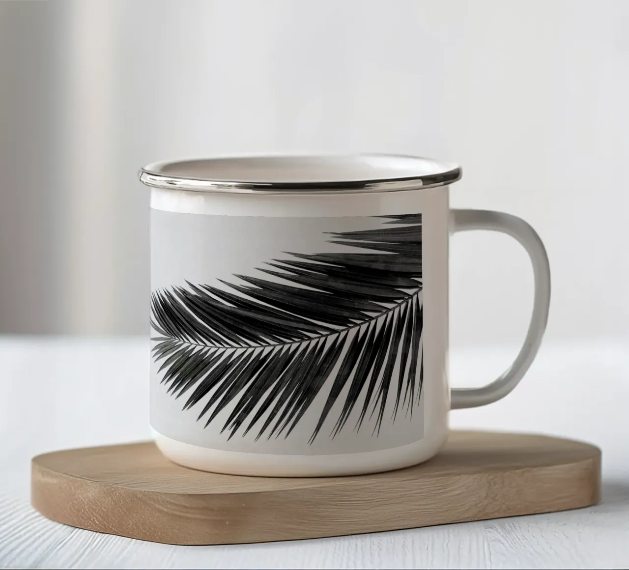Foglia di palma in bianco e nero I tazza in smalto da Orara Studio