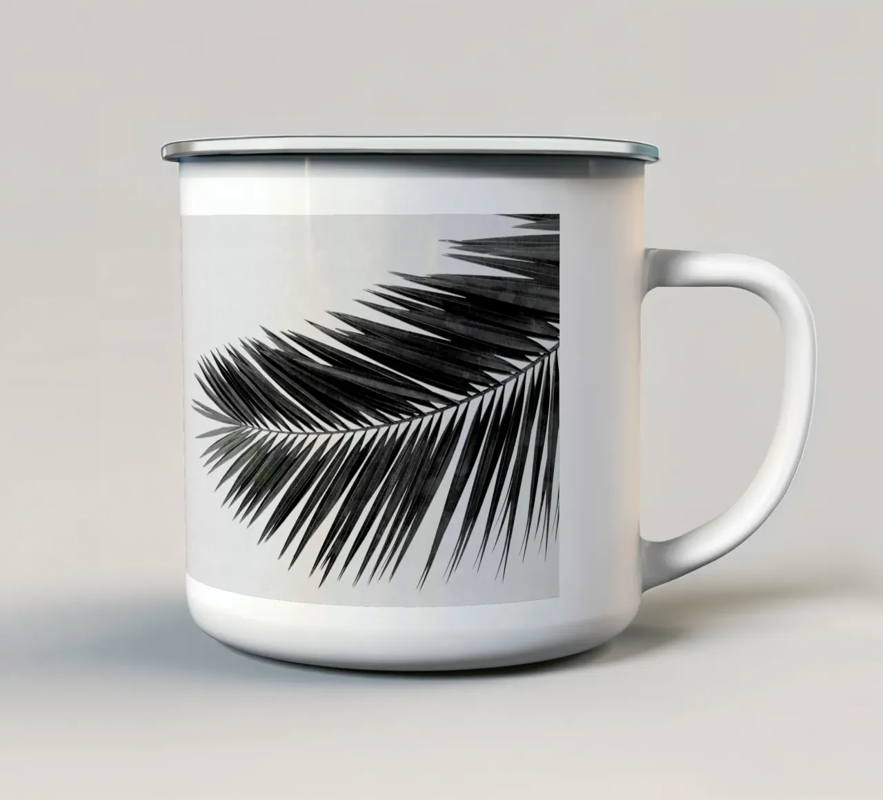 Foglia di palma in bianco e nero I tazza in smalto da Orara Studio