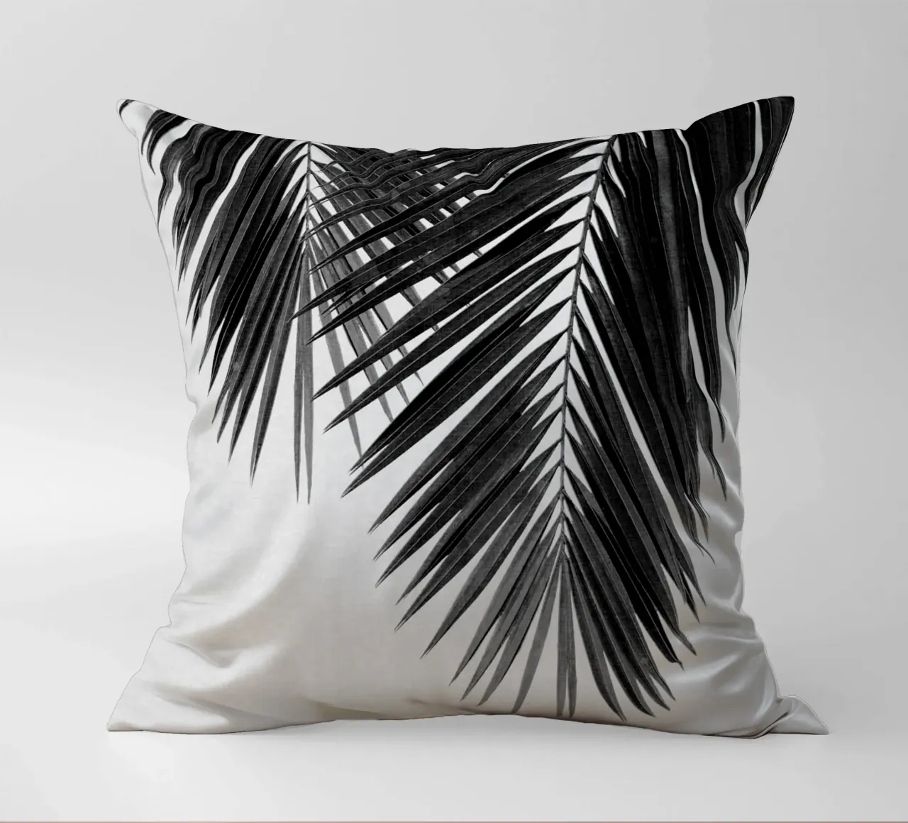 Foglia di palma in bianco e nero II cuscino da Orara Studio