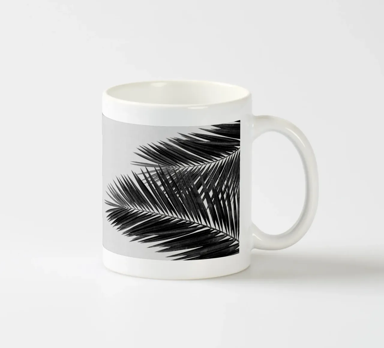 Foglia di palma in bianco e nero II tazza in ceramica da Orara Studio