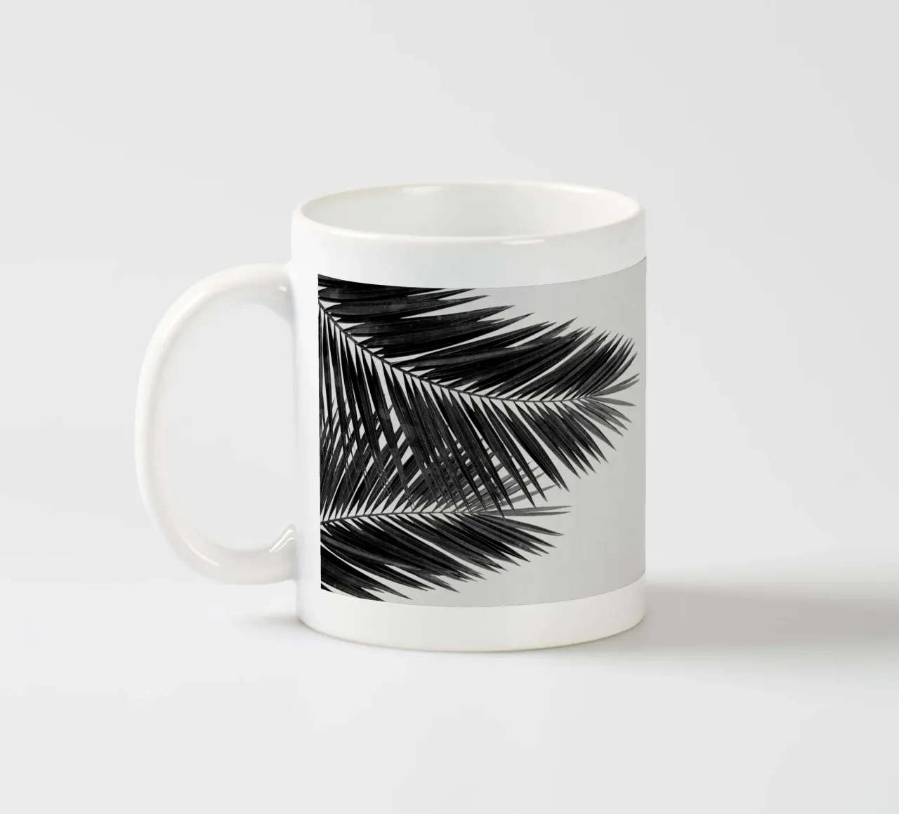 Foglia di palma in bianco e nero II tazza in ceramica da Orara Studio