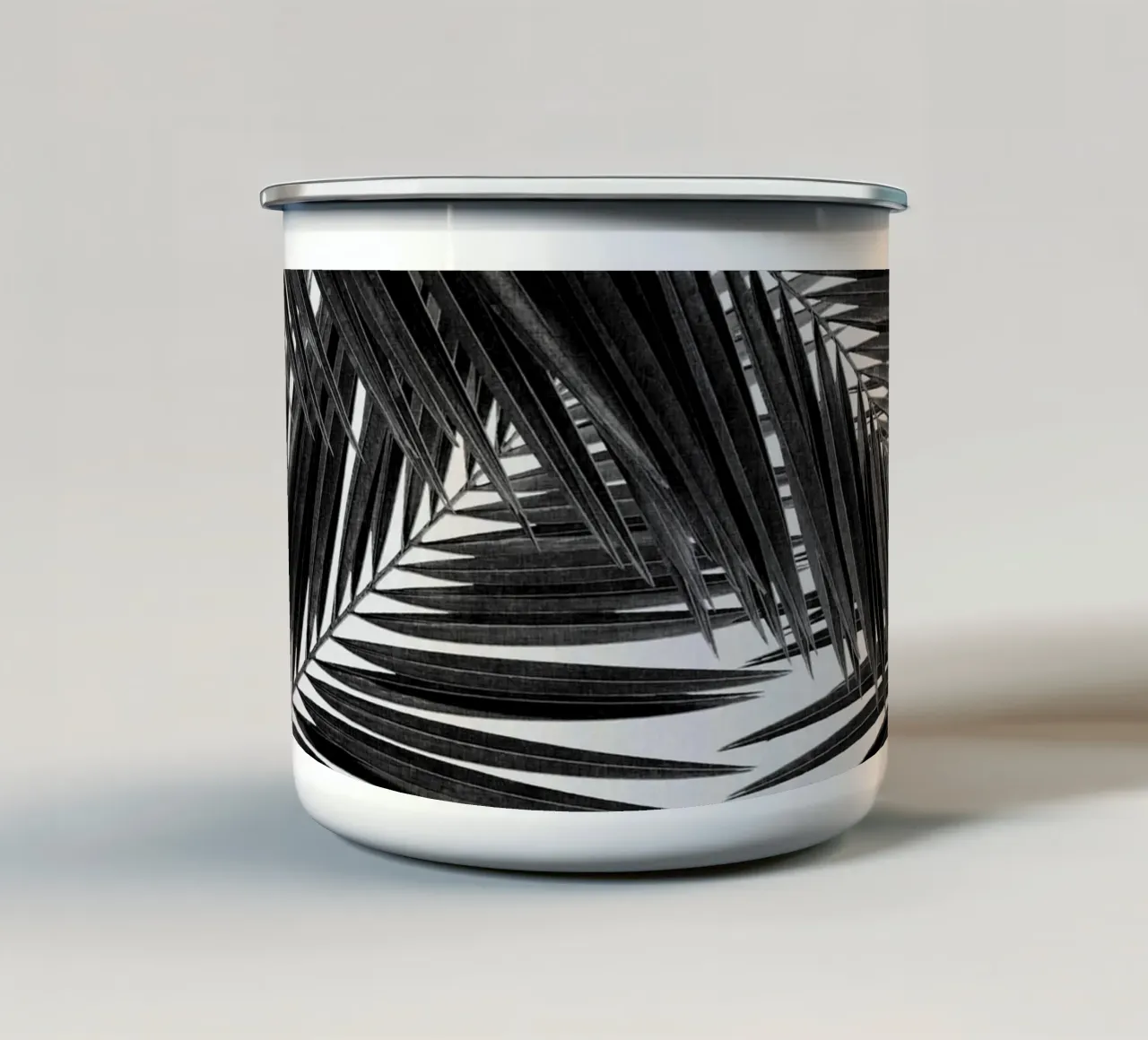 Foglia di palma in bianco e nero III tazza in smalto da Orara Studio