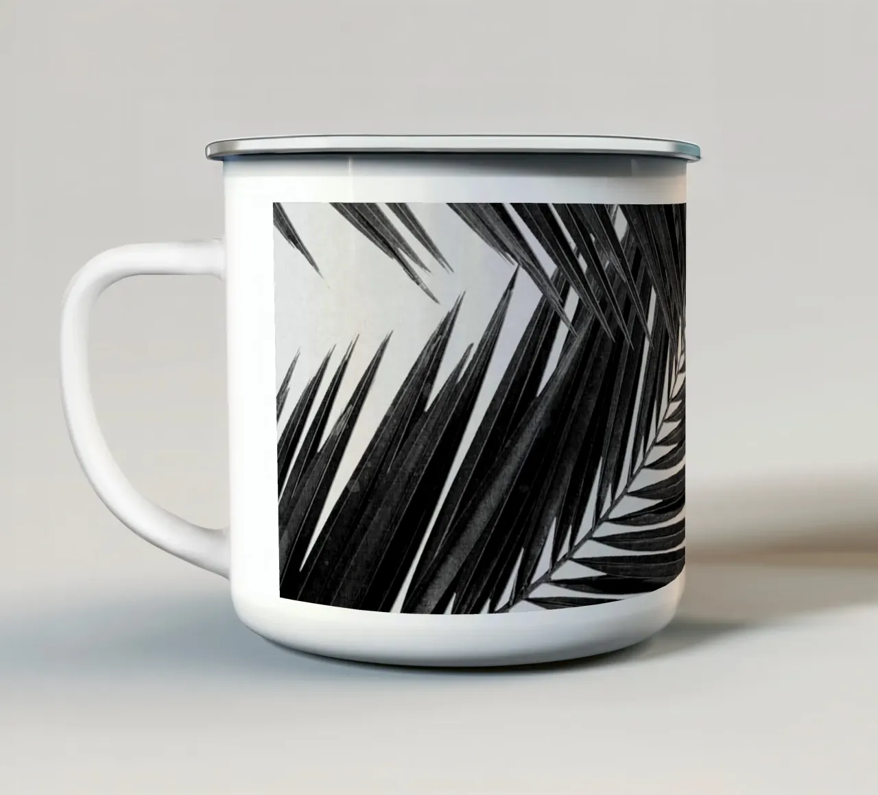 Foglia di palma in bianco e nero III tazza in smalto da Orara Studio