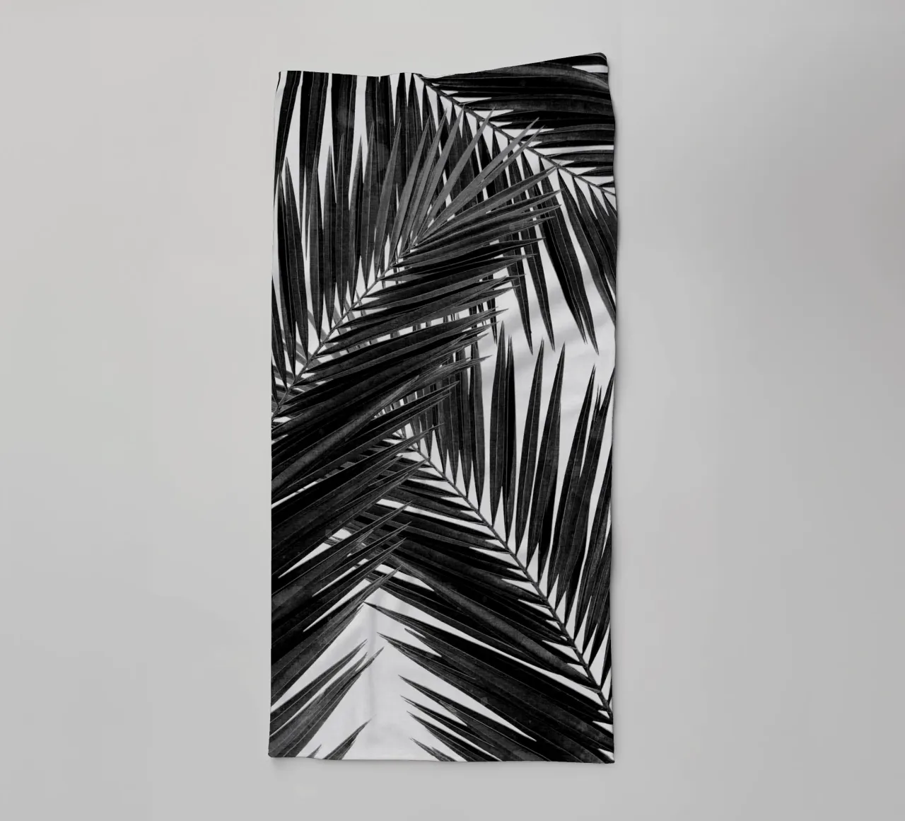 Foglia di palma in bianco e nero III asciugamano da bagno da Orara Studio