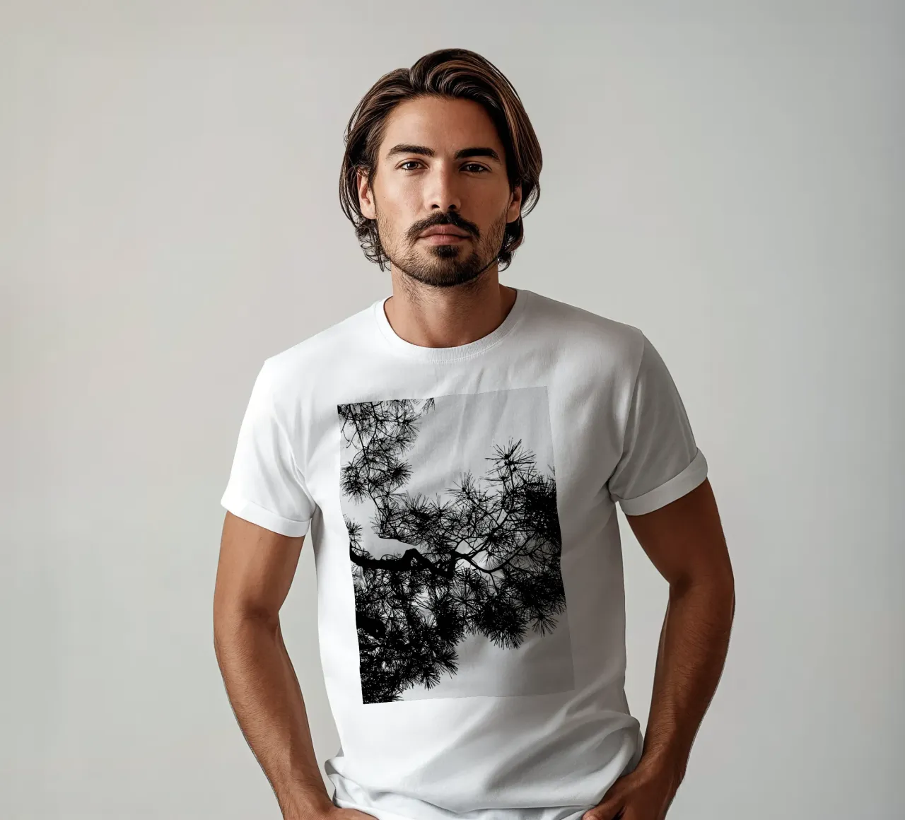 Albero di pino in bianco e nero t-shirt da Orara Studio