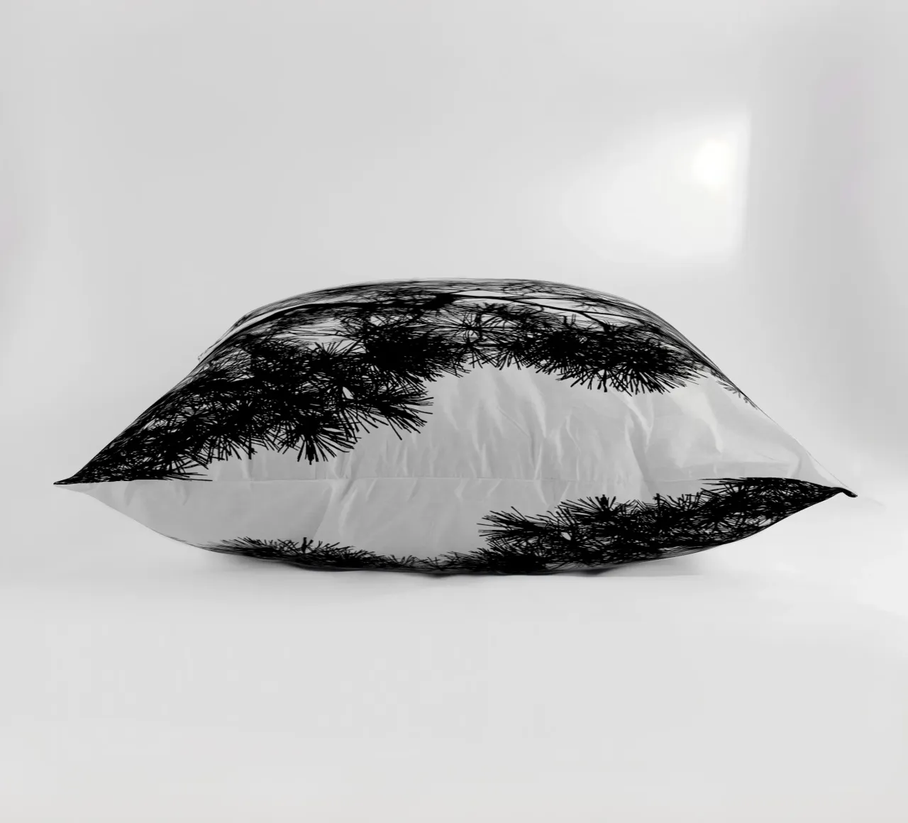 Albero di pino in bianco e nero cuscino da Orara Studio