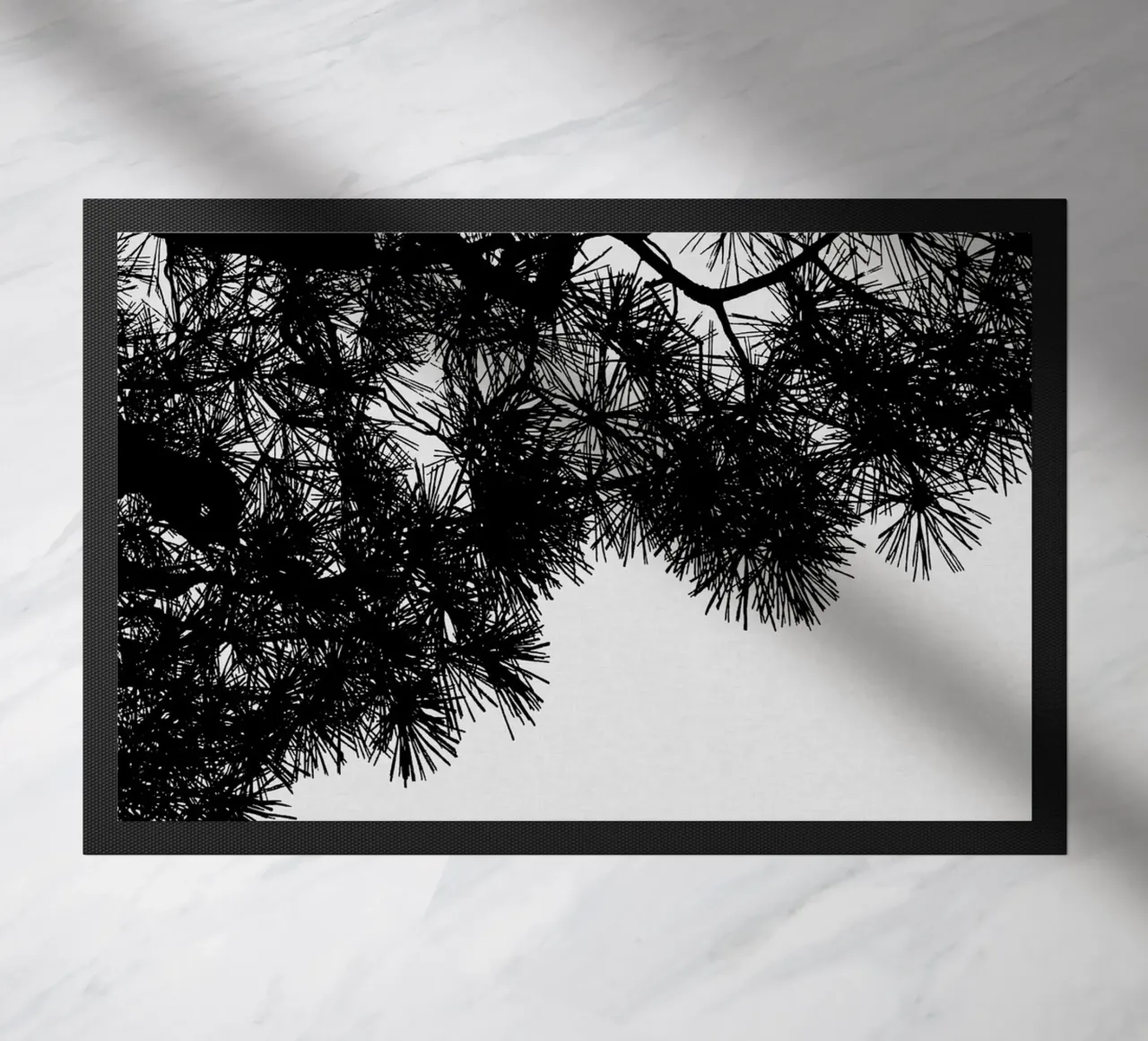 Albero di pino in bianco e nero zerbino da Orara Studio