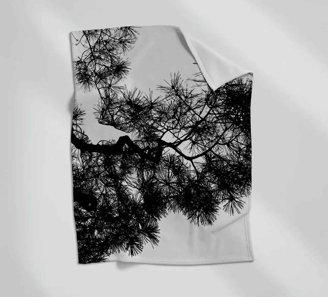 Albero di pino in bianco e nero coperta in pile da Orara Studio