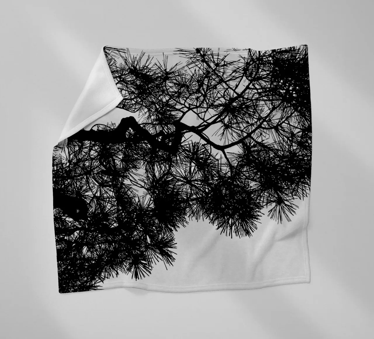 Albero di pino in bianco e nero coperta in pile da Orara Studio