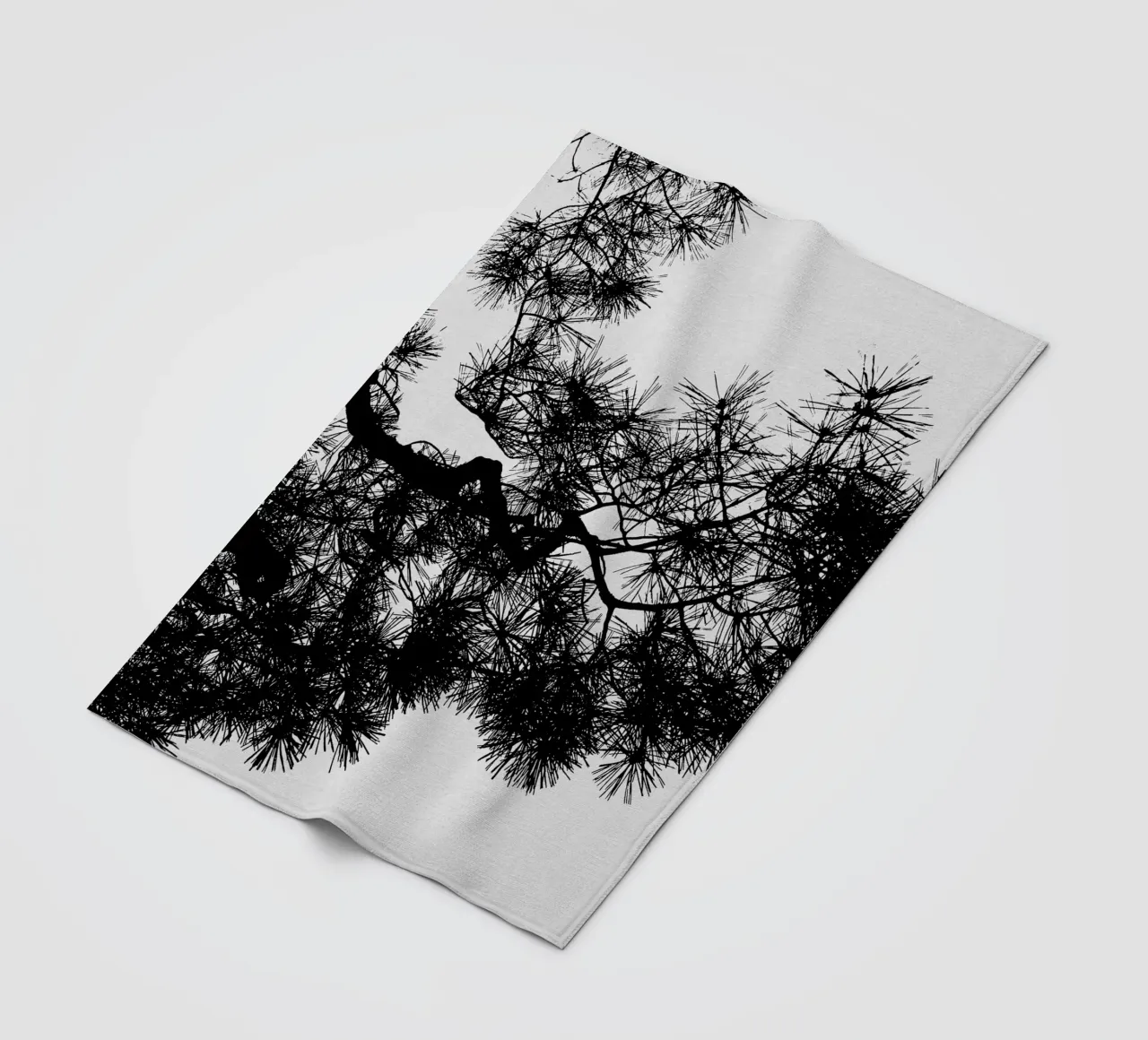 Albero di pino in bianco e nero coperta in pile da Orara Studio