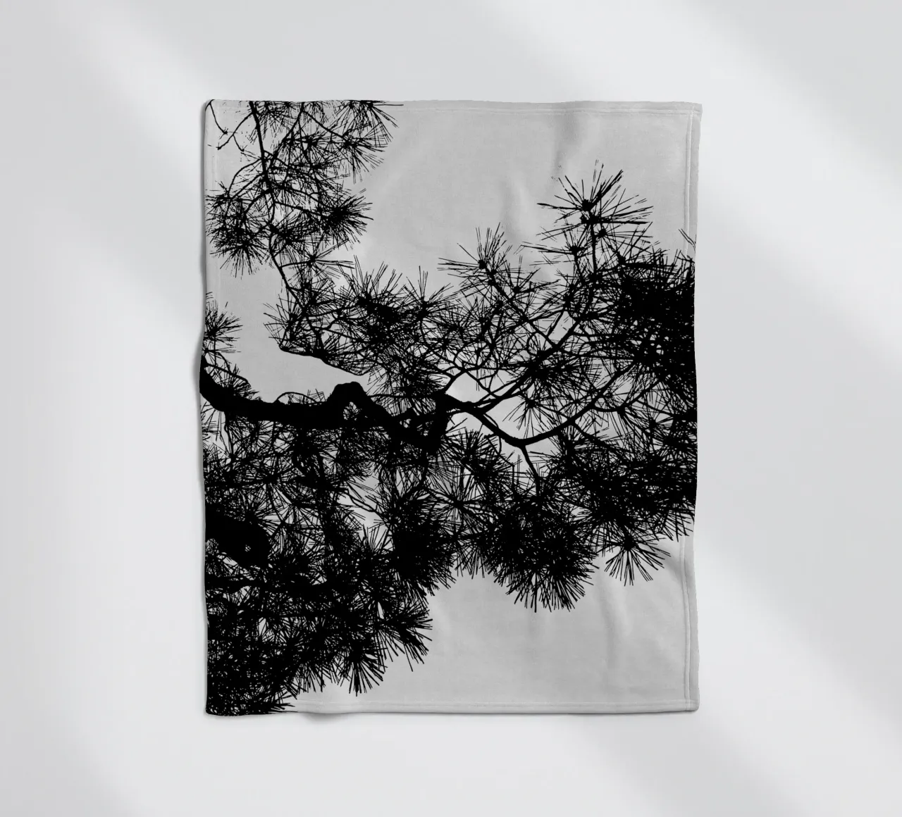 Albero di pino in bianco e nero coperta in pile da Orara Studio