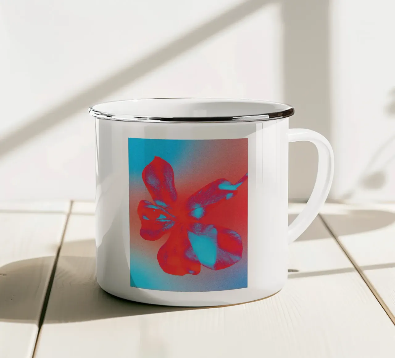 Negative Flower tazza in smalto da Lynn Janet