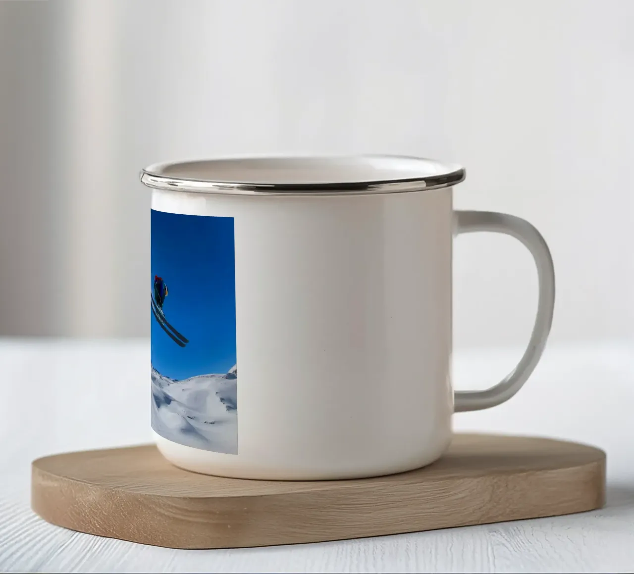 Skiing On A Sunny Day tazza in smalto da LucasWest