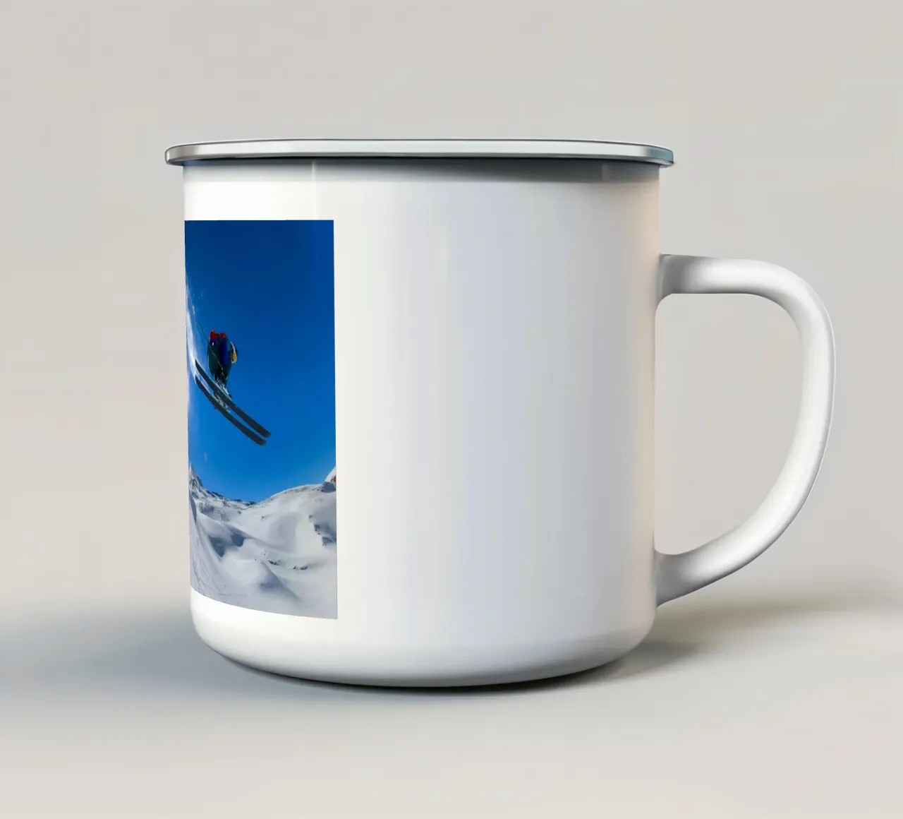 Skiing On A Sunny Day tazza in smalto da LucasWest