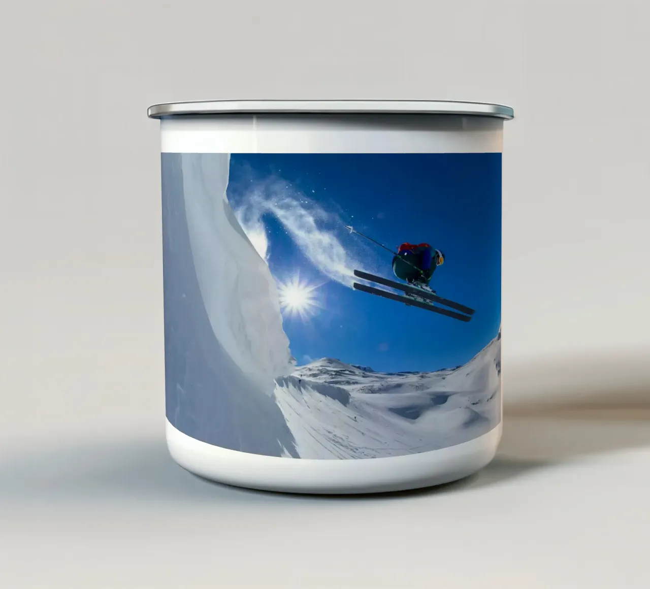 Skiing On A Sunny Day tazza in smalto da LucasWest