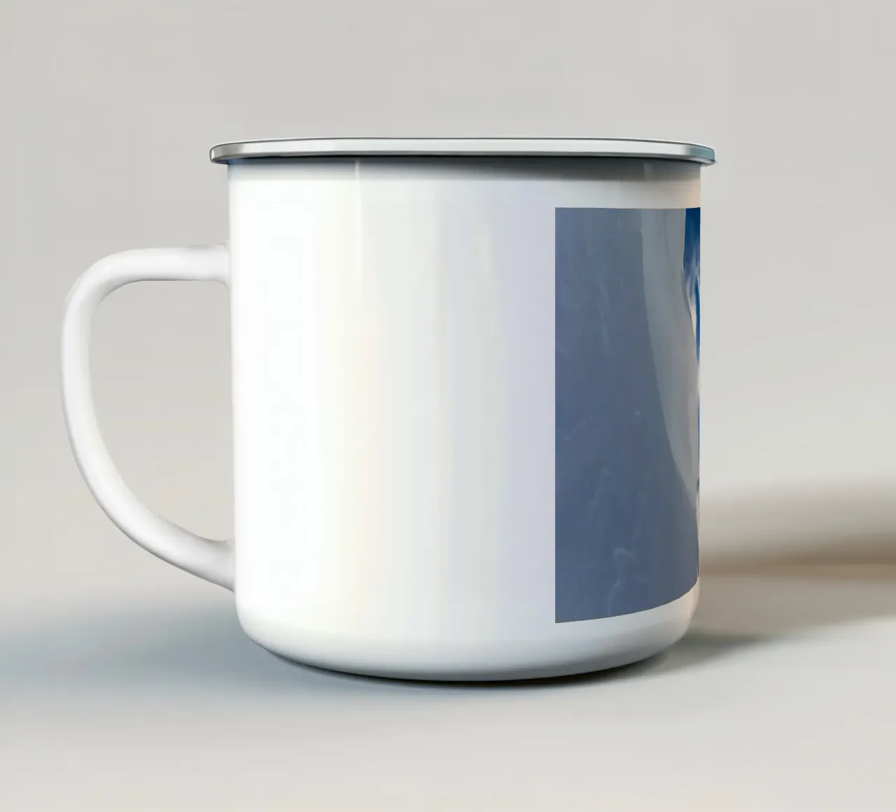 Skiing On A Sunny Day tazza in smalto da LucasWest