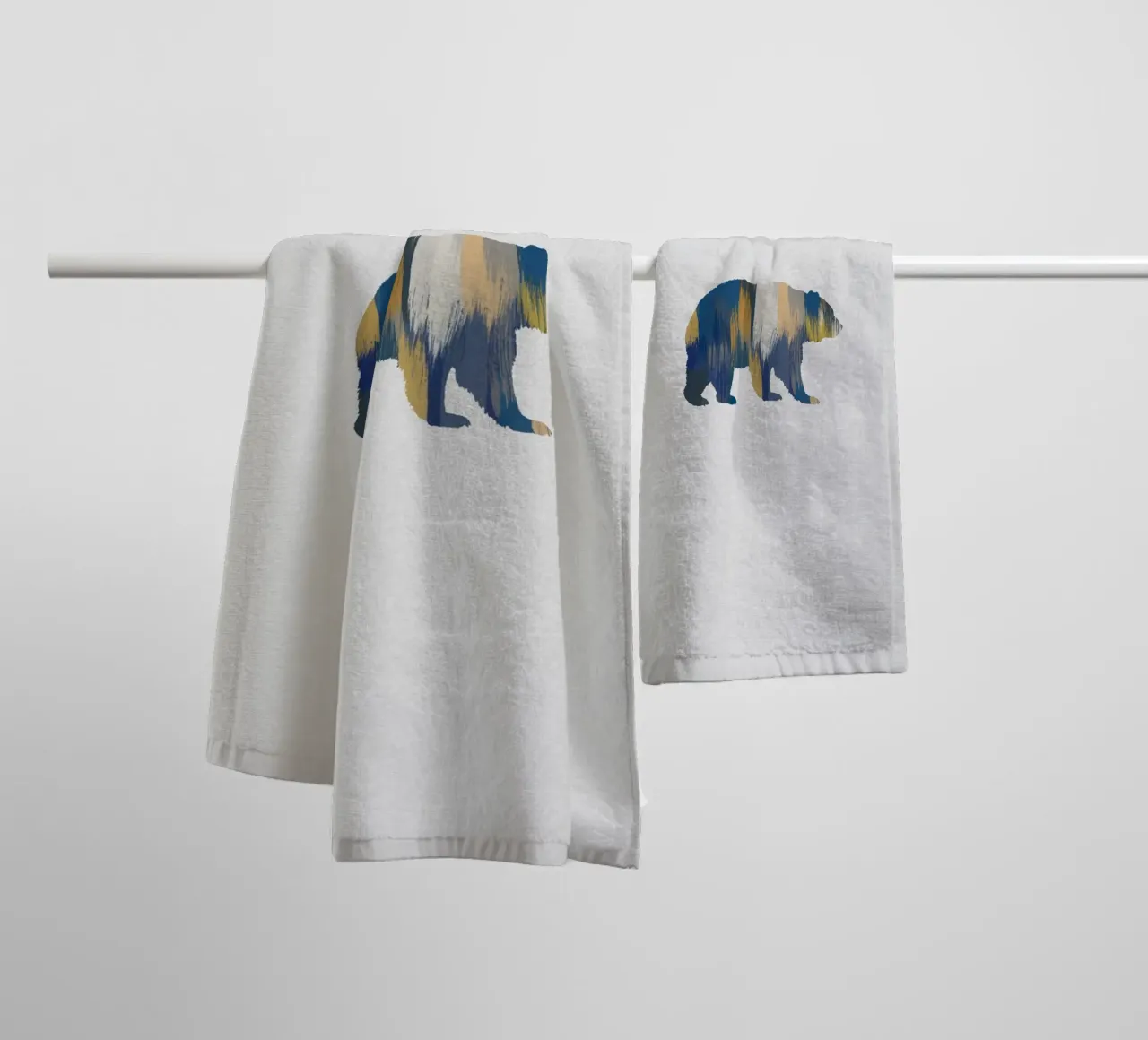 Ours bleu et jaune serviette de bain de Orara Studio