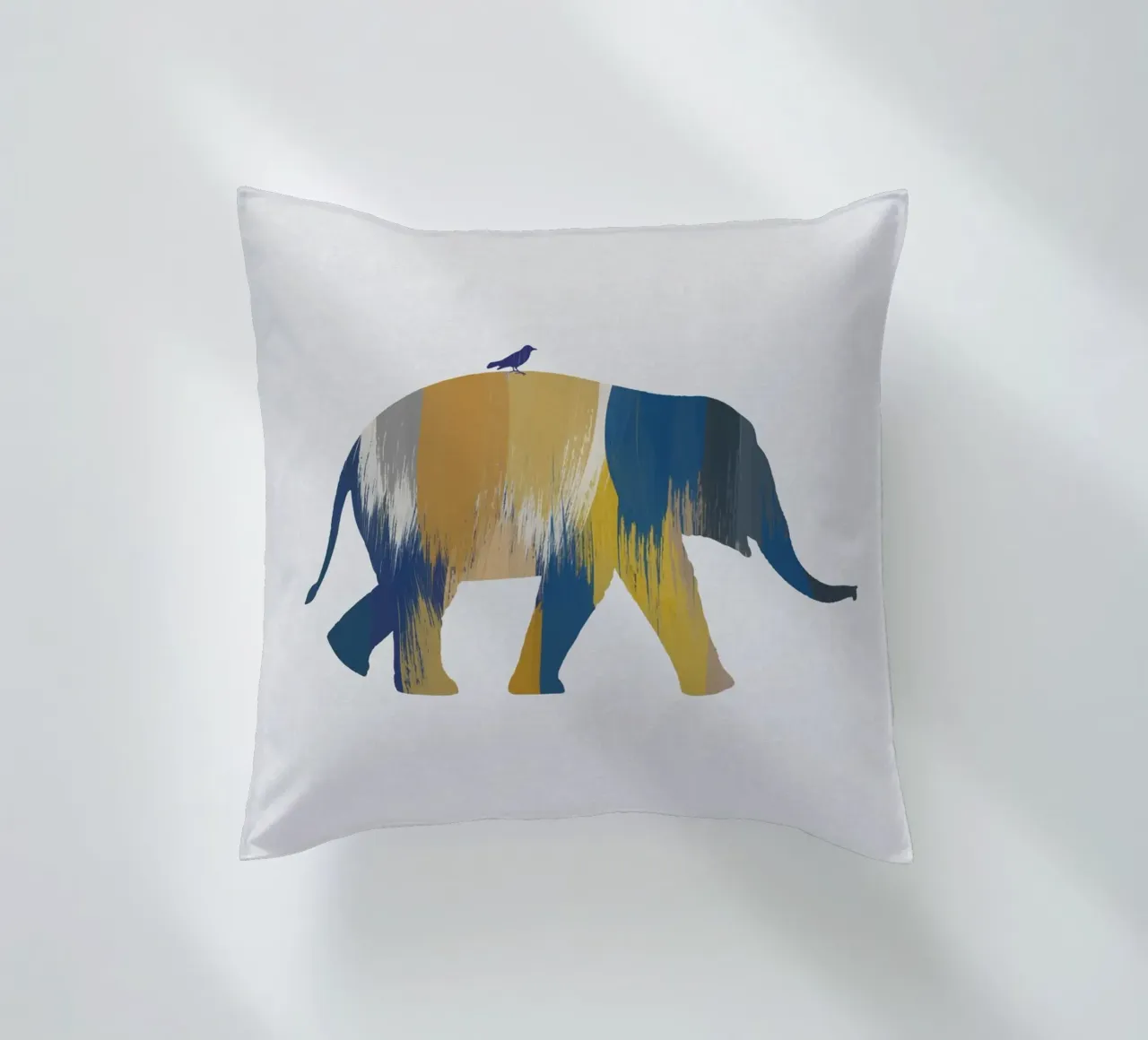 Eléphant bleu et jaune coussin de Orara Studio