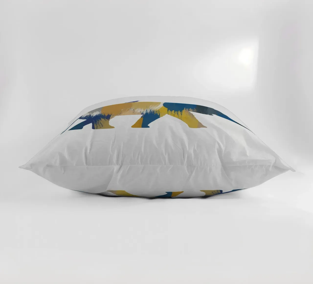 Eléphant bleu et jaune coussin de Orara Studio