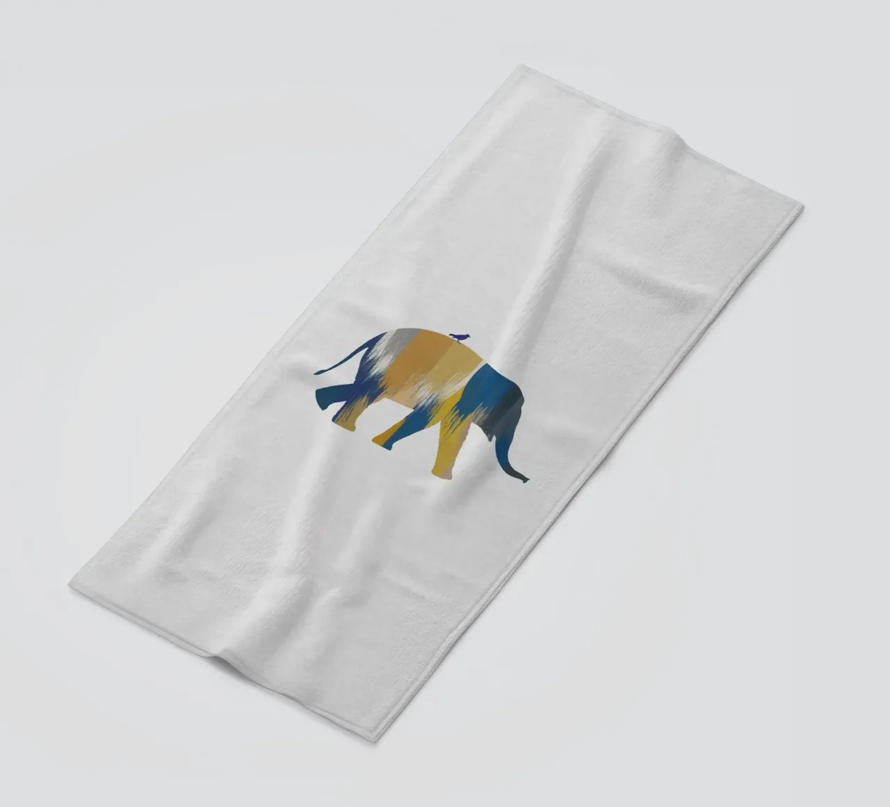Eléphant bleu et jaune serviette de plage de Orara Studio