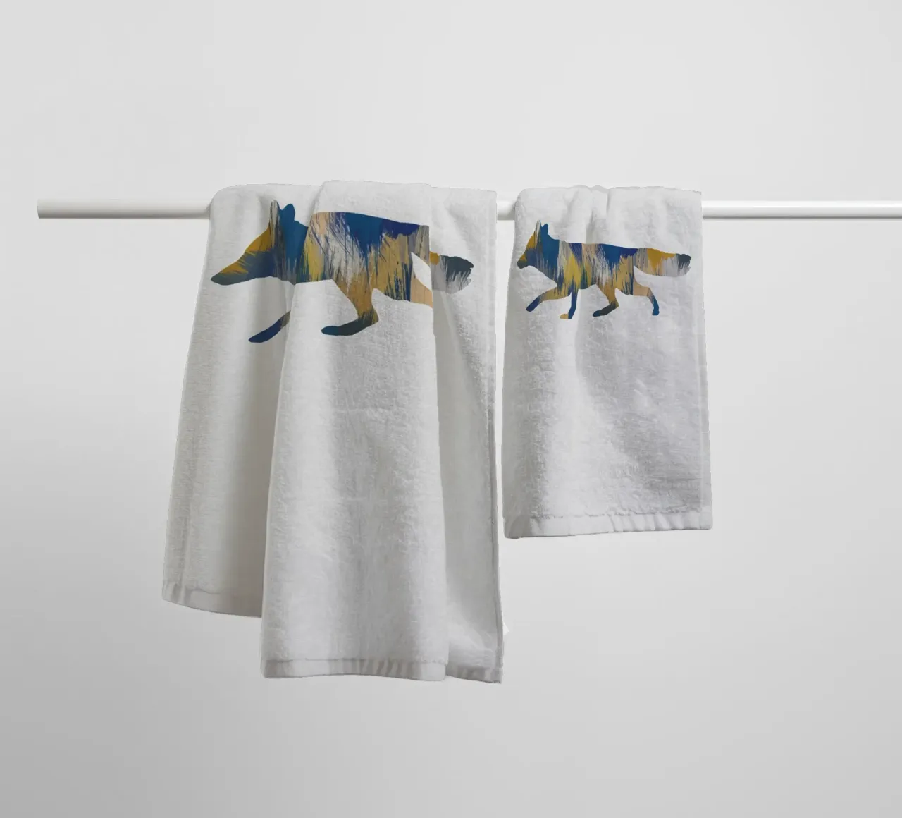 Volpe blu e gialla asciugamano da bagno da Orara Studio