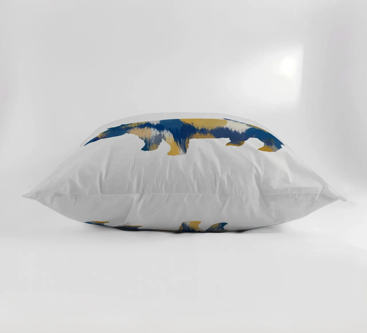 Ippopotamo blu e giallo cuscino da Orara Studio