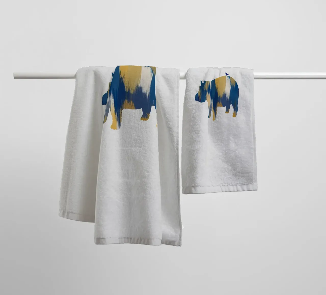 Hippopotame bleu et jaune serviette de bain de Orara Studio