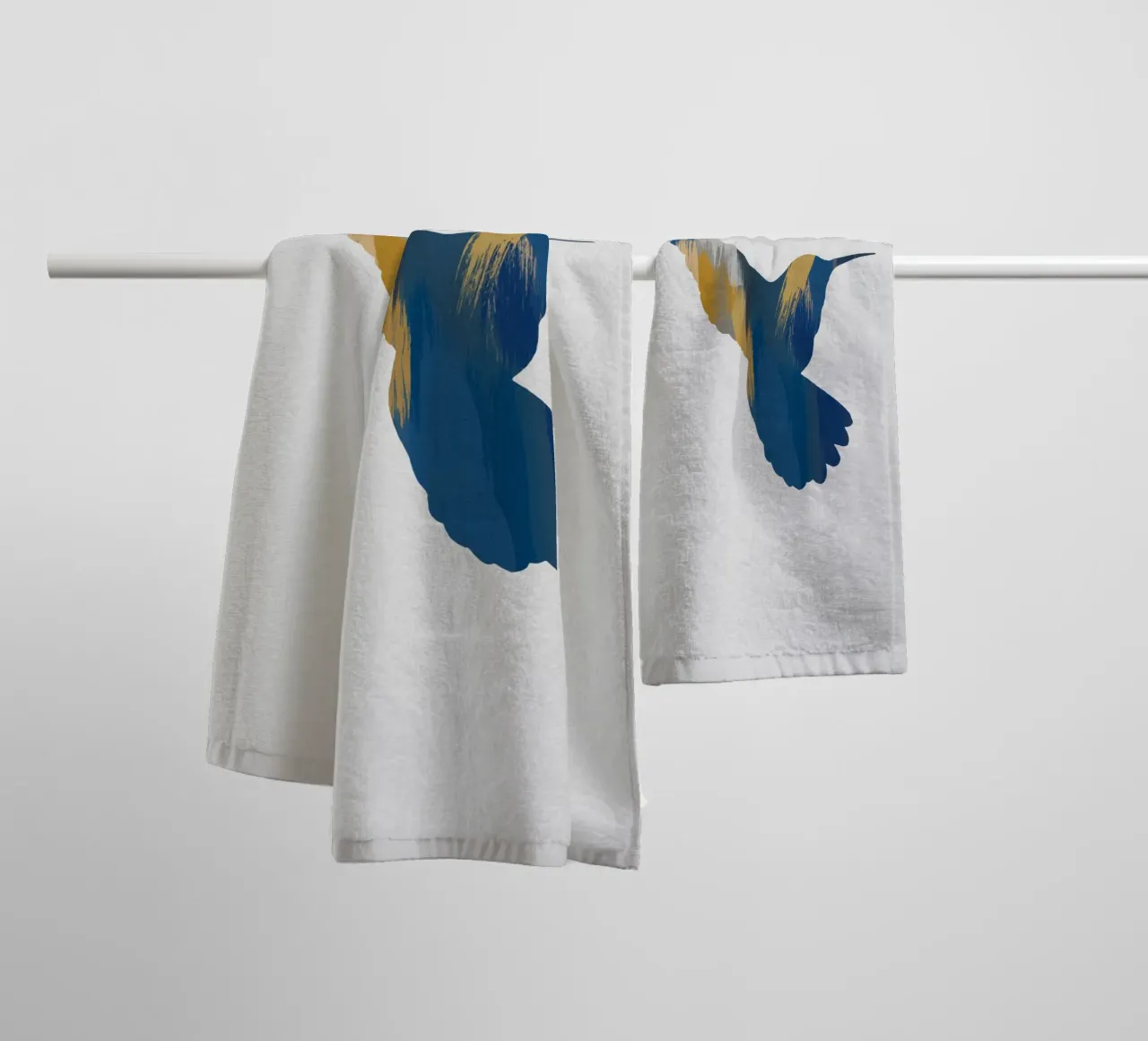 Colibri bleu et jaune II serviette de bain de Orara Studio