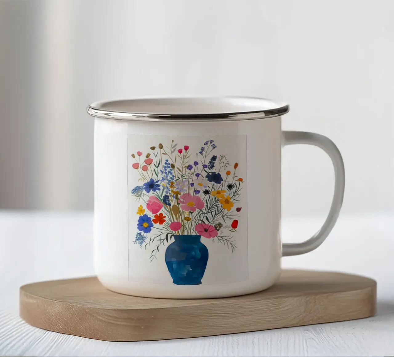 Fiori di campo colorati in un vaso blu tazza in smalto da Cozy Vibes