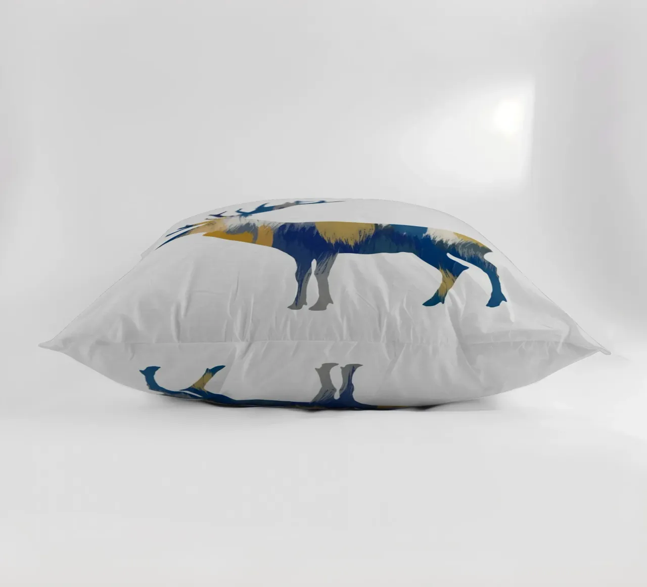 Alce blu e giallo cuscino da Orara Studio