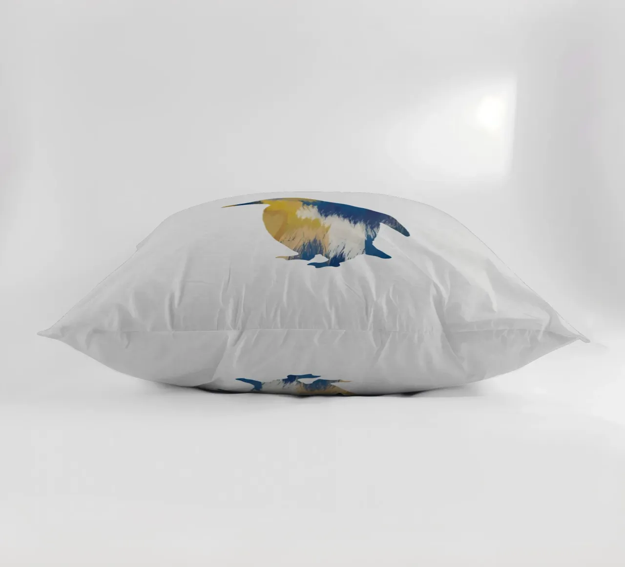 Pingouin bleu et jaune coussin de Orara Studio