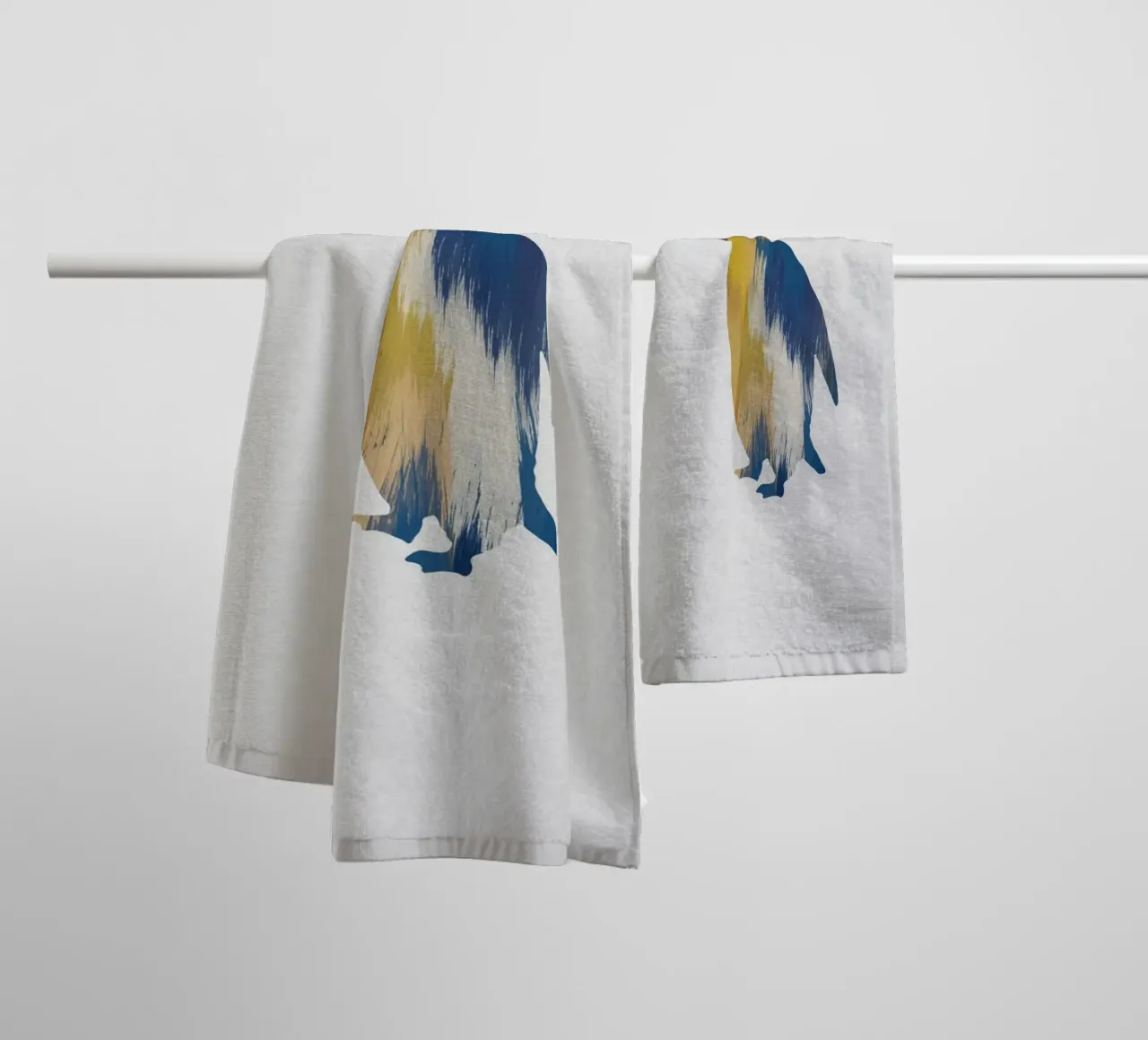 Pingouin bleu et jaune serviette de bain de Orara Studio