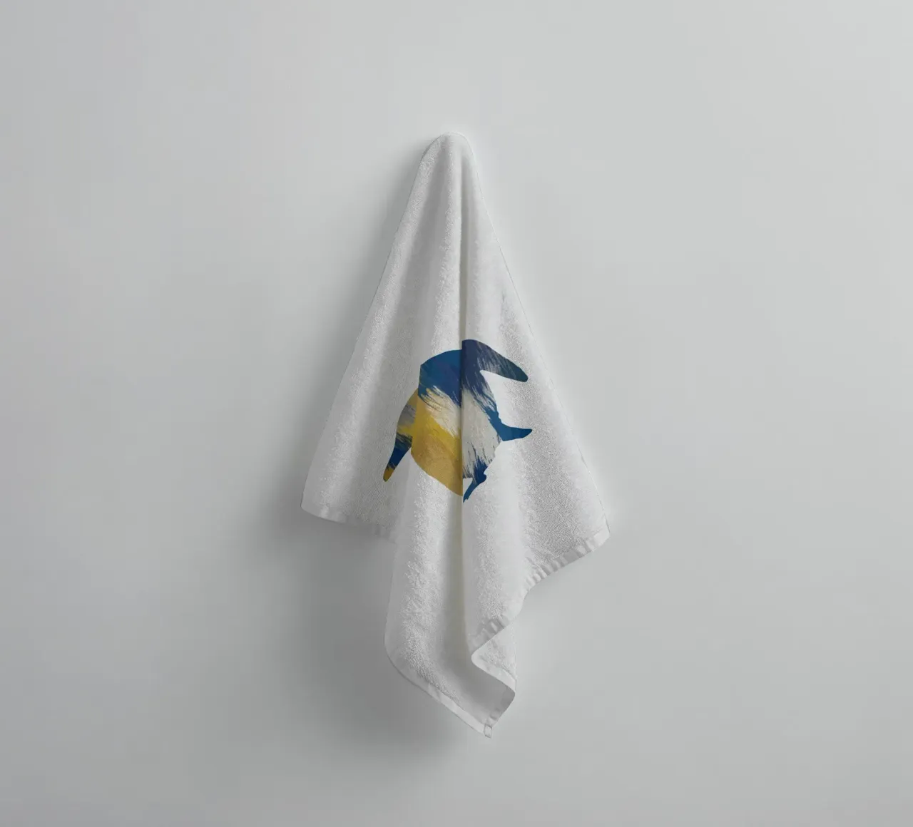 Pingouin bleu et jaune serviette de bain de Orara Studio