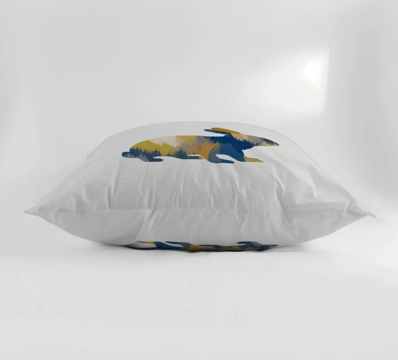 Lapin bleu et jaune coussin de Orara Studio