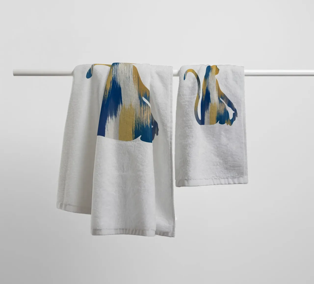 Singe bleu et jaune serviette de bain de Orara Studio
