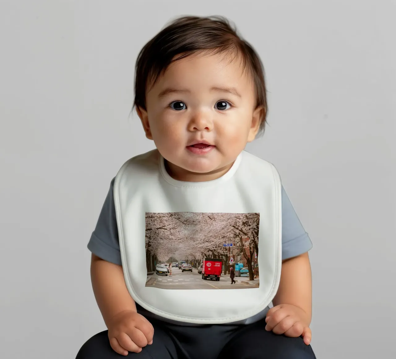 La via dei ciliegi in fiore a Seul, Corea del Sud bavaglino da mbgraphx2