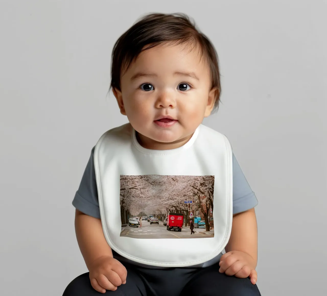 La via dei ciliegi in fiore a Seul, Corea del Sud bavaglino da mbgraphx2