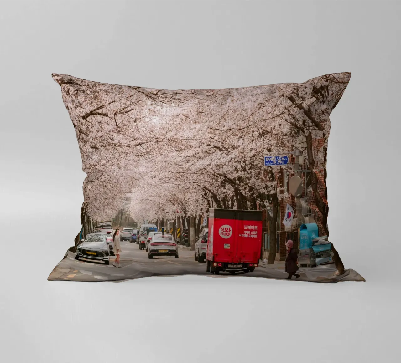 La via dei ciliegi in fiore a Seul, Corea del Sud cuscino da mbgraphx2