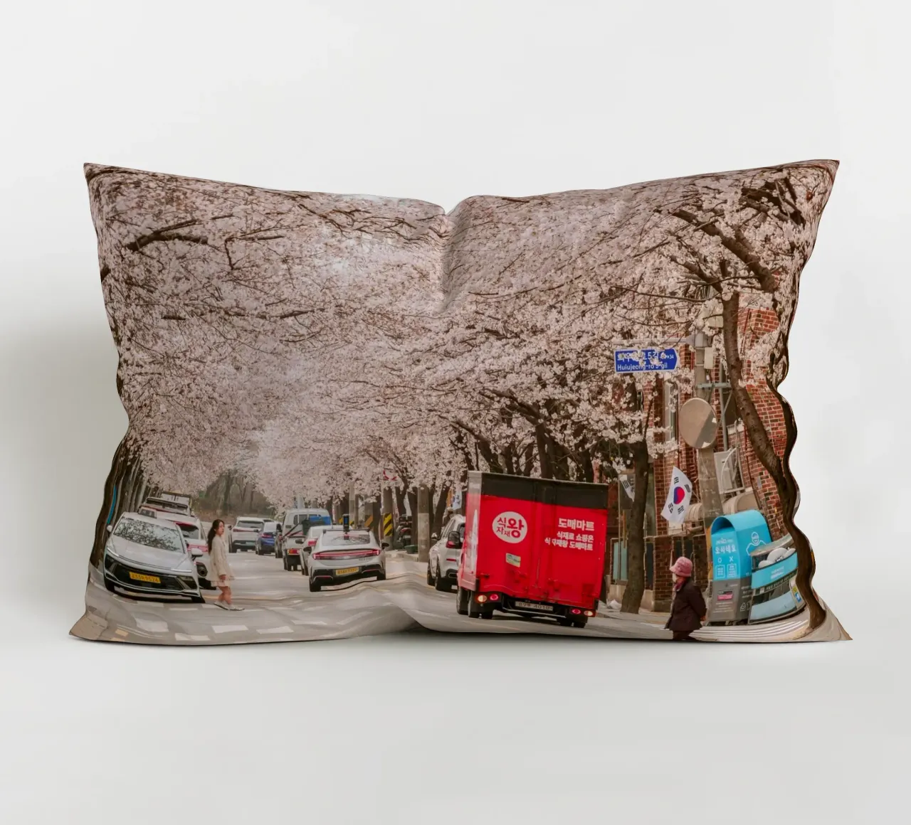 La via dei ciliegi in fiore a Seul, Corea del Sud cuscino da mbgraphx2