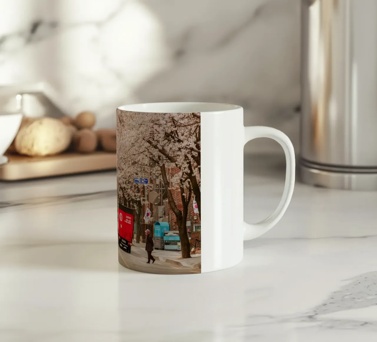 La via dei ciliegi in fiore a Seul, Corea del Sud tazza in ceramica da mbgraphx2