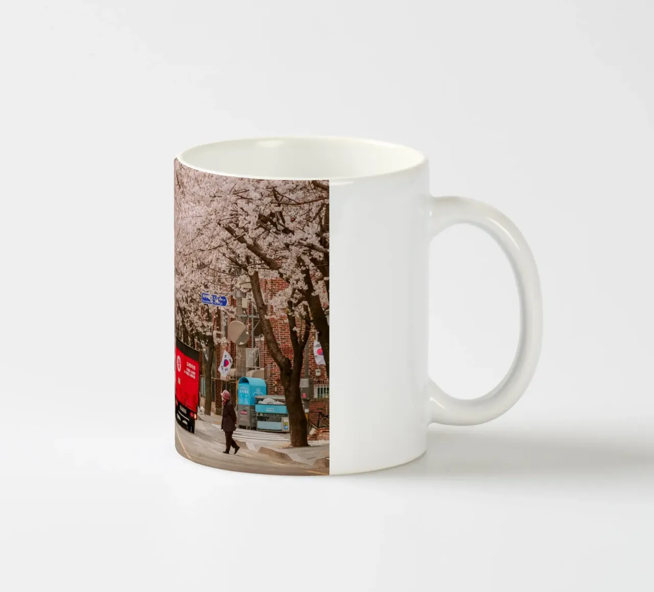 La via dei ciliegi in fiore a Seul, Corea del Sud tazza in ceramica da mbgraphx2