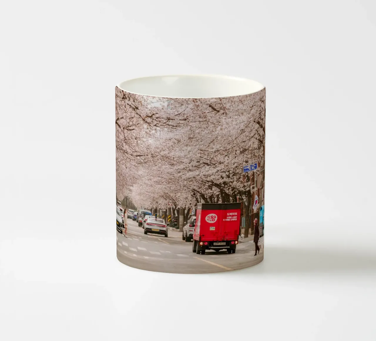 La via dei ciliegi in fiore a Seul, Corea del Sud tazza in ceramica da mbgraphx2