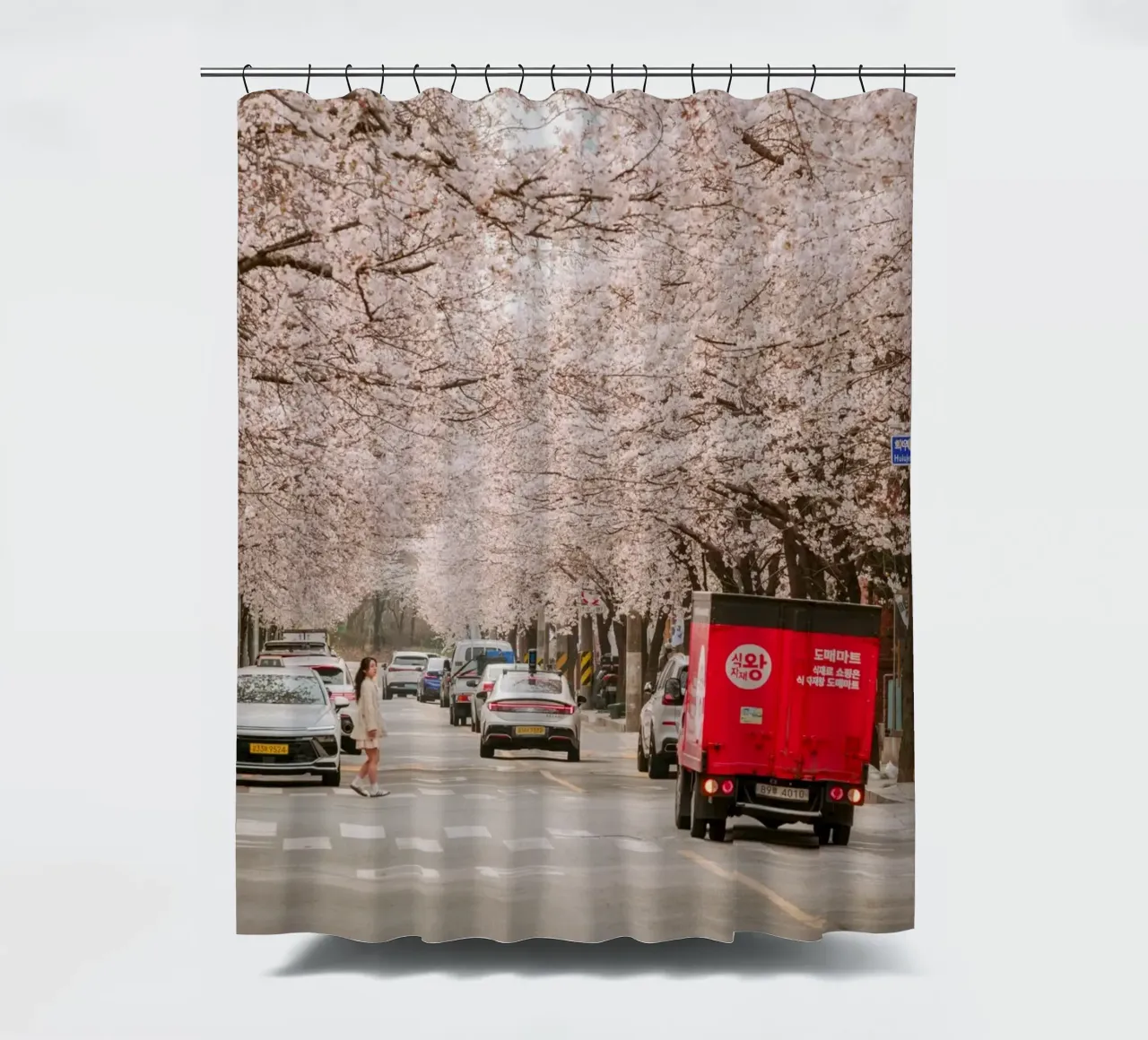 La via dei ciliegi in fiore a Seul, Corea del Sud tenda da doccia da mbgraphx2