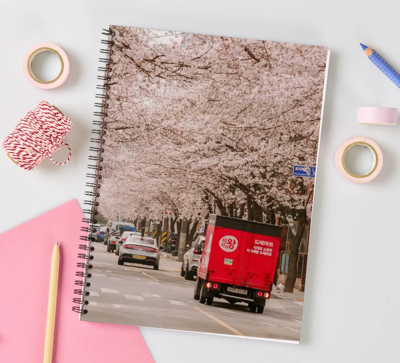 La via dei ciliegi in fiore a Seul, Corea del Sud diario ad anelli da mbgraphx2