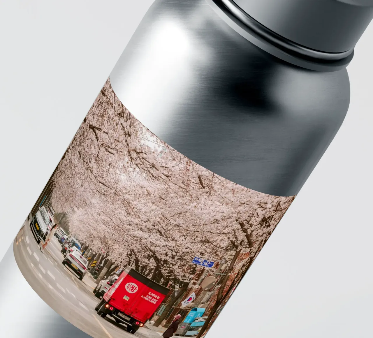 La via dei ciliegi in fiore a Seul, Corea del Sud adesivo da mbgraphx2