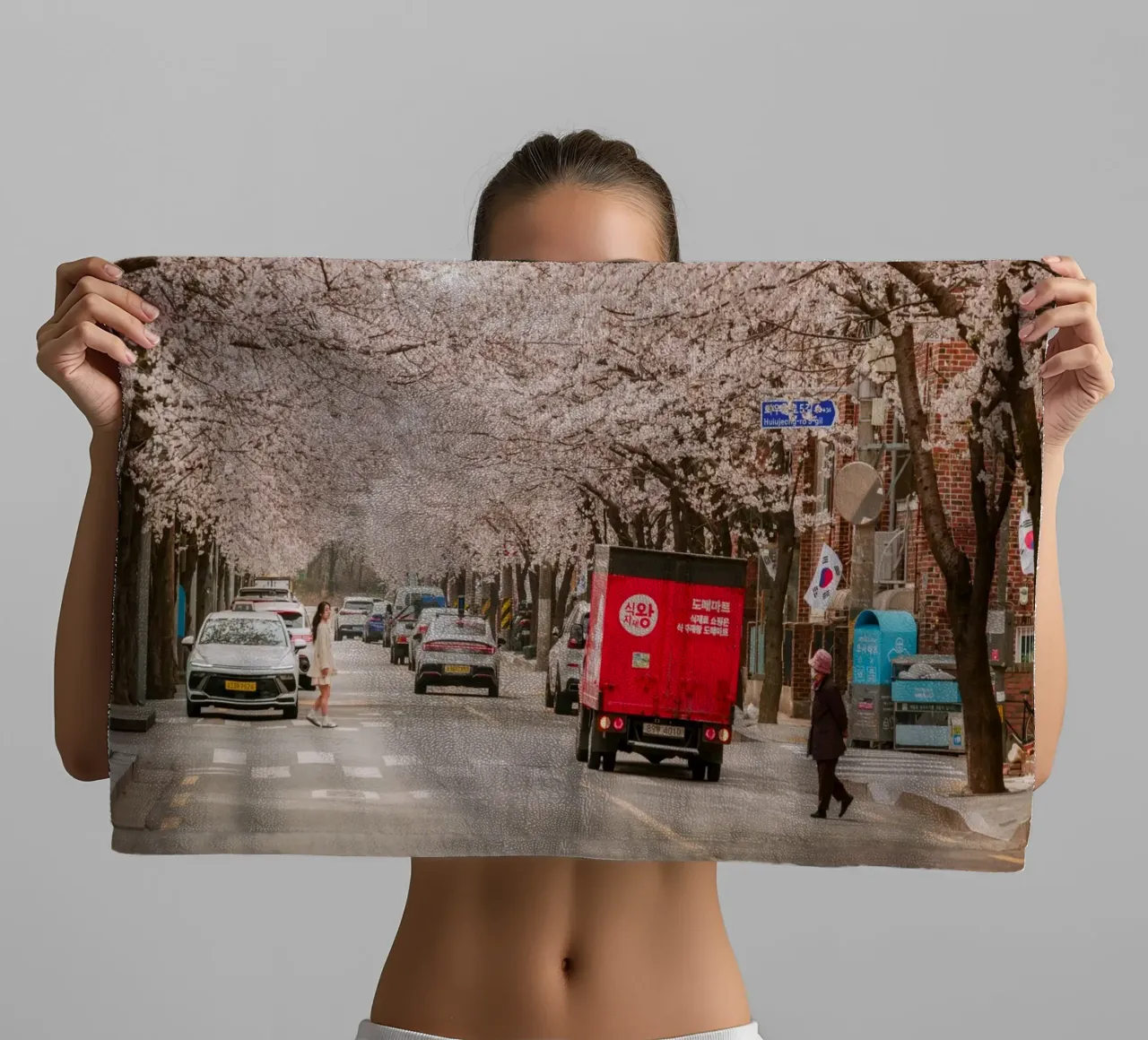 La via dei ciliegi in fiore a Seul, Corea del Sud asciugamano da bagno da mbgraphx2