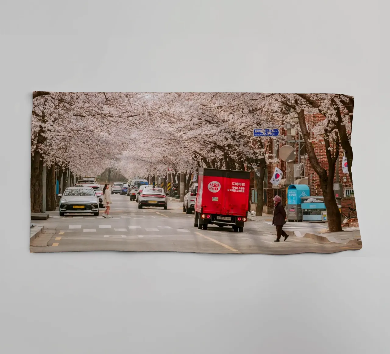 La via dei ciliegi in fiore a Seul, Corea del Sud asciugamano da bagno da mbgraphx2