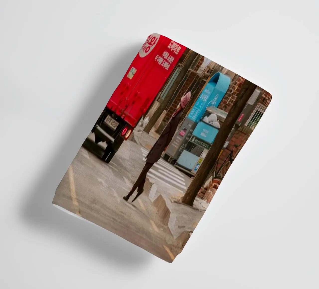 La via dei ciliegi in fiore a Seul, Corea del Sud asciugamano da bagno da mbgraphx2